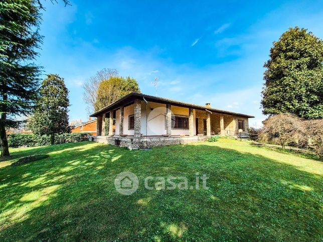 Villa in residenziale in Via Sala 19