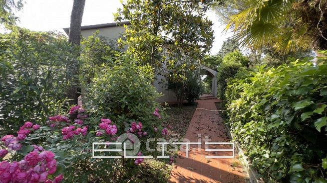 Villa in residenziale in Frazione Sappanico