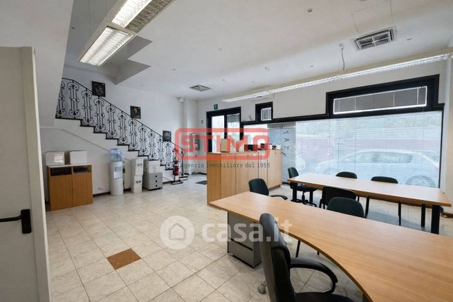 Capannone in commerciale in 