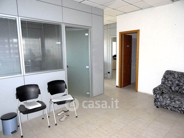 Ufficio in commerciale in 