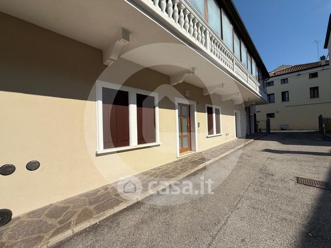 Capannone in commerciale in