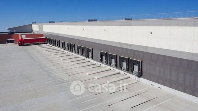Capannone in commerciale in Viadotto Enrico Mattei