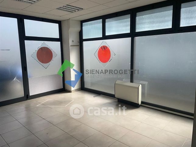 Capannone in commerciale in Via Pietro Nenni