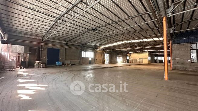 Capannone in commerciale in 