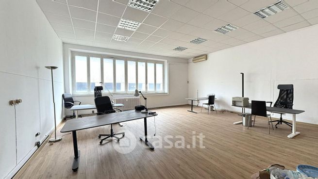 Ufficio in commerciale in Via di Francia 7