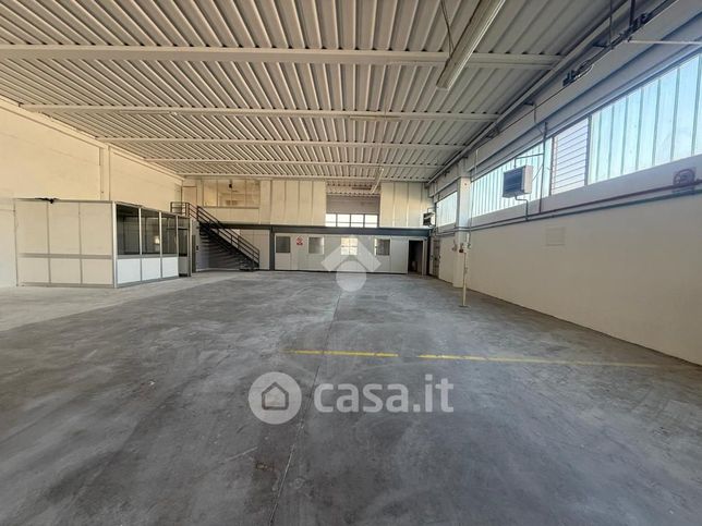 Capannone in commerciale in Via Caravaggio 3