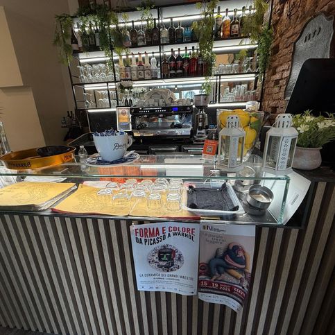 Attività/licenza (con o senza mura) in commerciale in Piazza Palazzo di Città 6/D