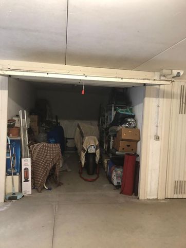 Box/posto auto in residenziale in Via E. Montale