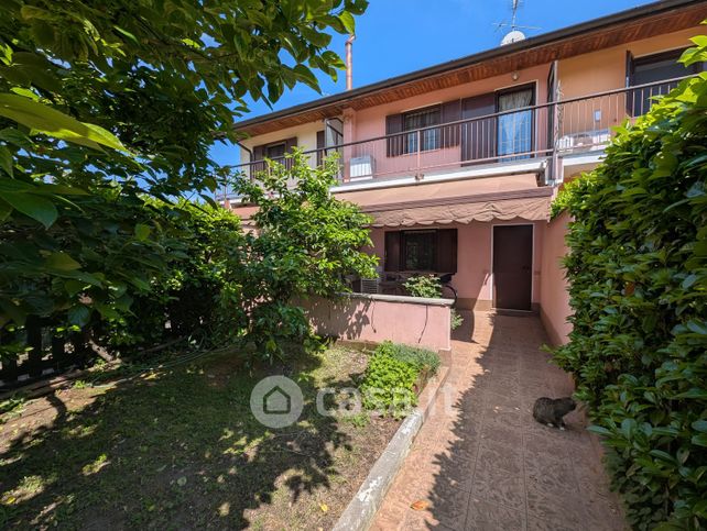 Villetta a schiera in residenziale in Via Bisceglie 83