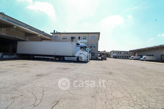 Capannone in commerciale in Via Iseo 1