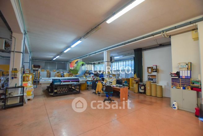 Capannone in commerciale in Via Vincenzo Monti