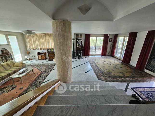 Casa indipendente in residenziale in 