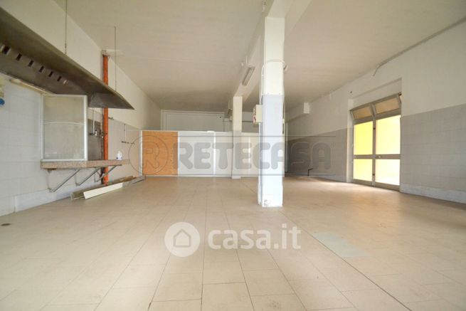 Capannone in commerciale in 