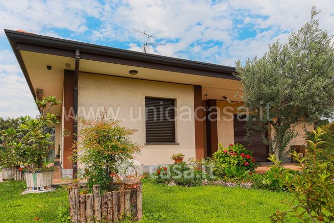 Villa in residenziale in Via delle Betulle 12