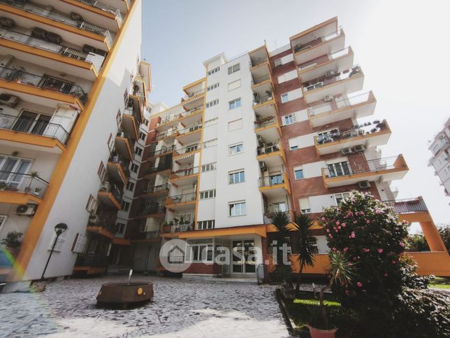 Negozio/locale commerciale in commerciale in Viale degli Oleandri 16