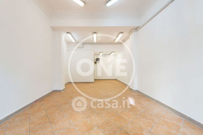 Negozio/locale commerciale in commerciale in Via Amedeo Crivellucci 43