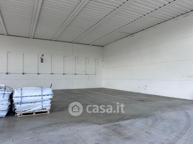 Capannone in commerciale in Via Gustavo Benucci