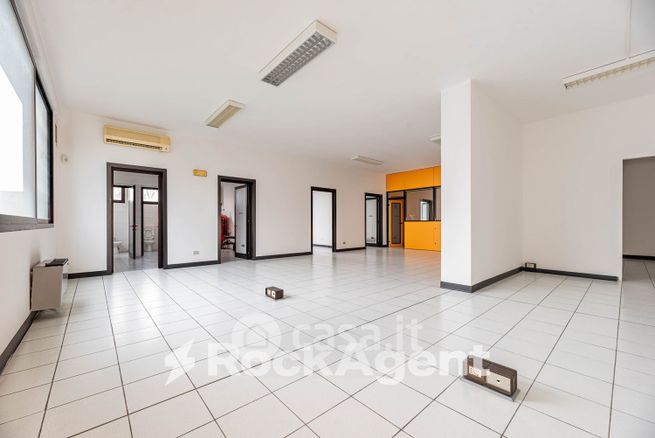 Ufficio in commerciale in Via F. Petrarca 37