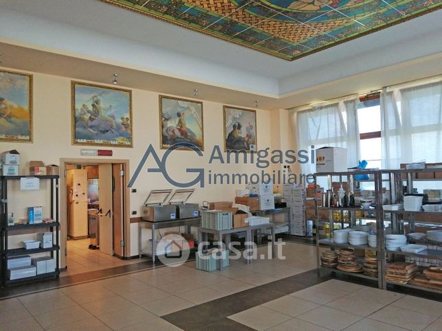 Capannone in commerciale in 