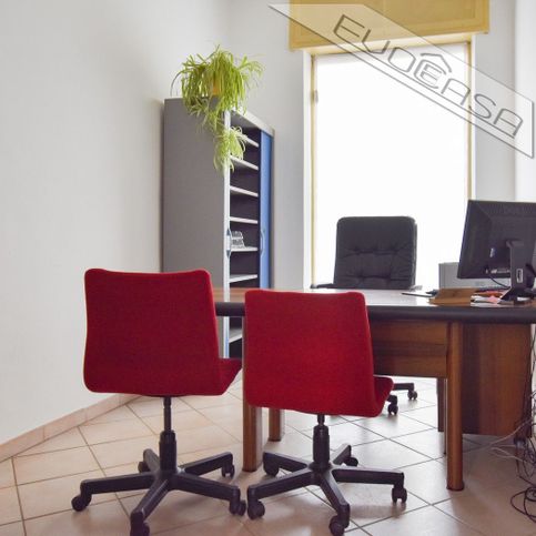 Ufficio in commerciale in Via Des Geneys 13