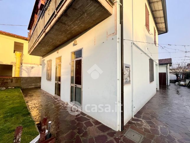 Casa bi/trifamiliare in residenziale in Via Maccalone 39