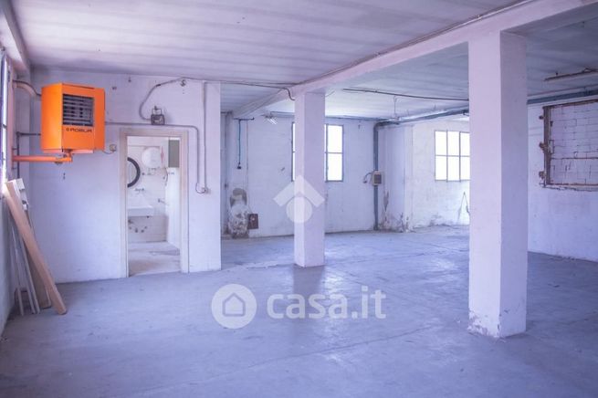 Capannone in commerciale in Viale Monte Grappa
