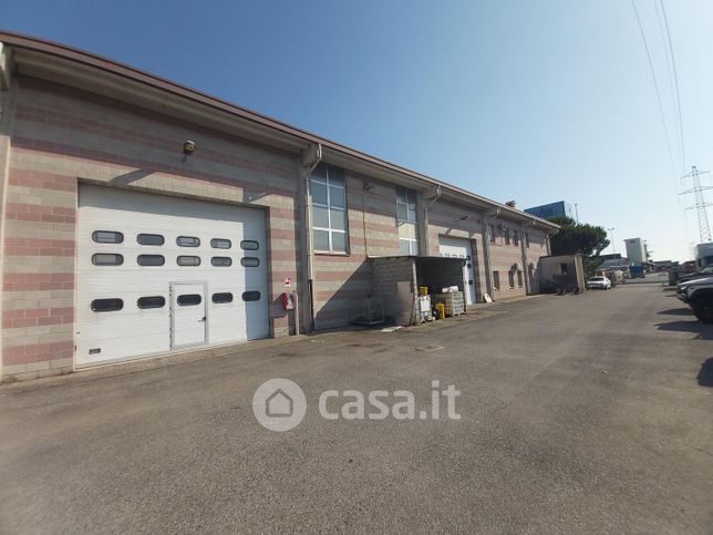 Capannone in commerciale in Via Fernando Santi 11