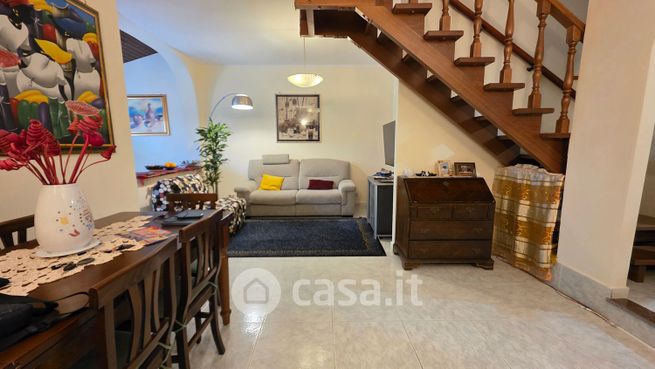 Villetta a schiera in residenziale in Via Seneca 1