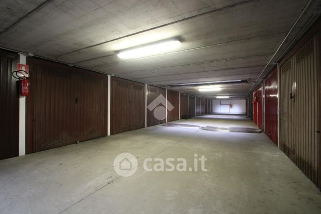 Box/posto auto in residenziale in Via Alessandro Volta 63