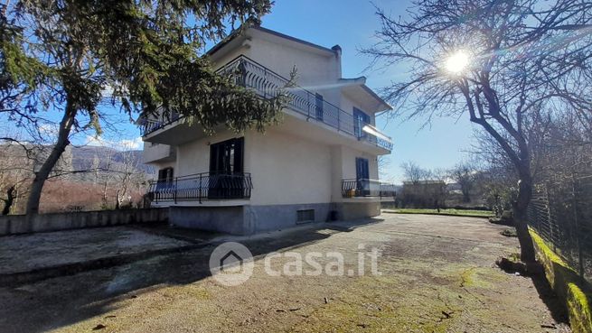Casa bi/trifamiliare in residenziale in Via Le Piane 13