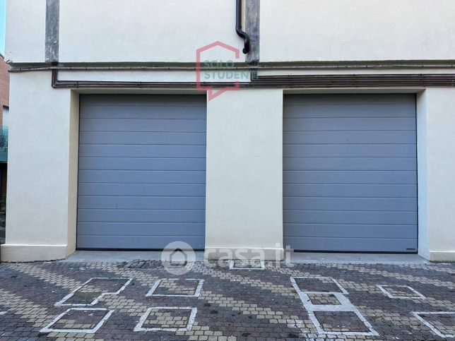 Garage/posto auto in residenziale in Via GiosuÃ¨ Carducci