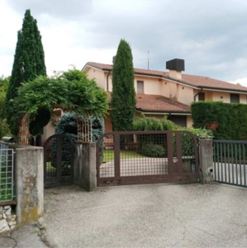 Villa in residenziale in Via dei Rododendri