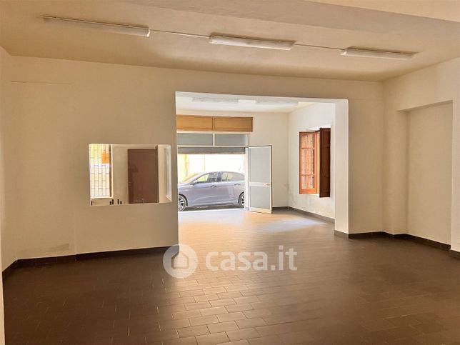 Box/posto auto in residenziale in Via Rocca di Fiori 5