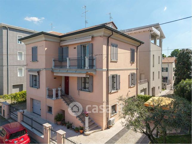 Villa in residenziale in Via Limana 96