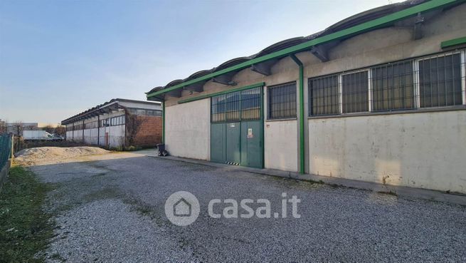 Capannone in commerciale in 