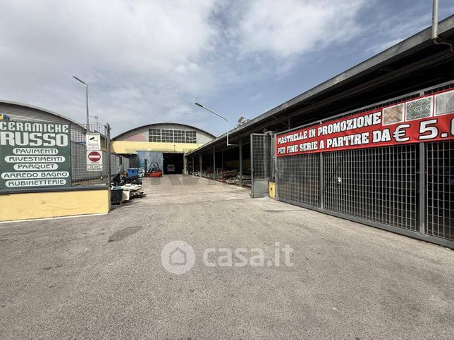 Capannone in commerciale in 