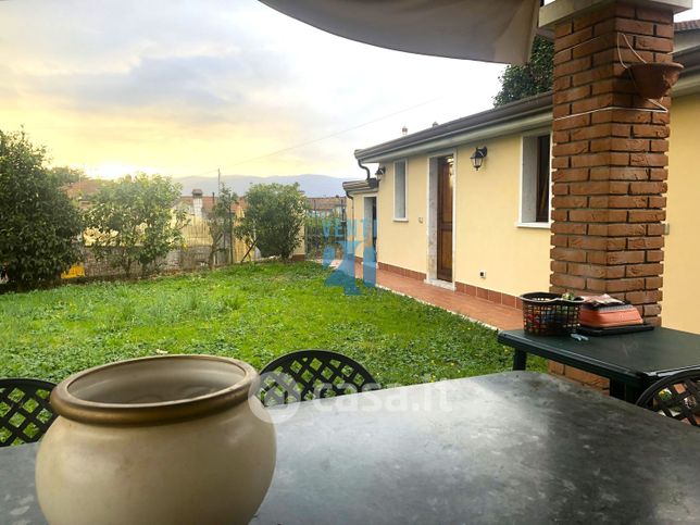 Casa bi/trifamiliare in residenziale in 