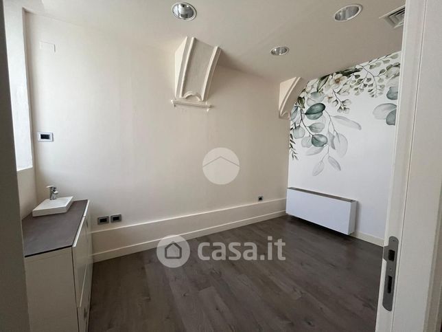 Ufficio in commerciale in Via Santa Maria 38