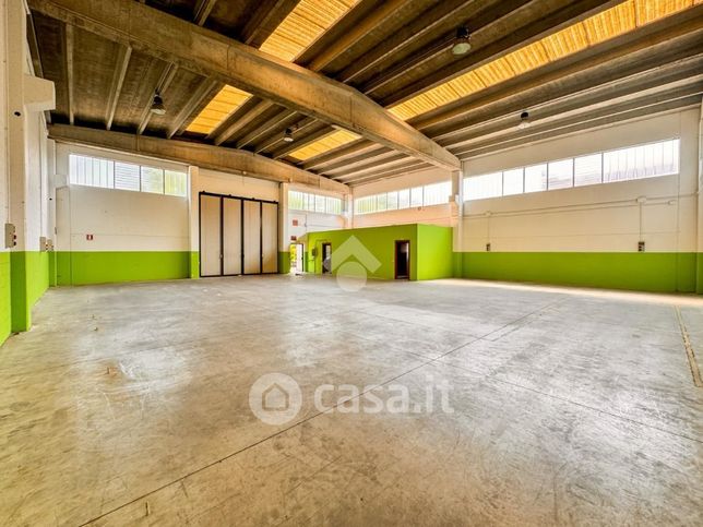 Capannone in commerciale in Via Claudio Varalli 12
