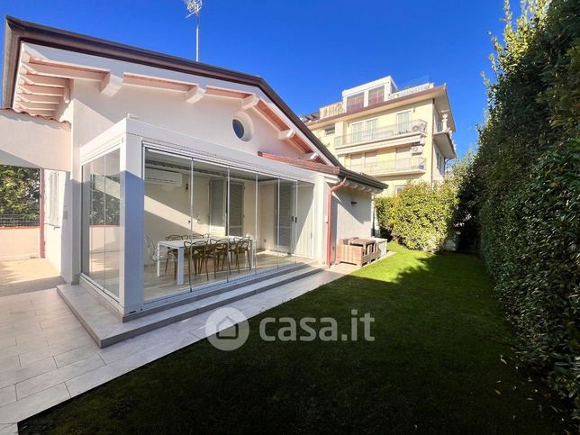 Casa bi/trifamiliare in residenziale in Via abruzzi