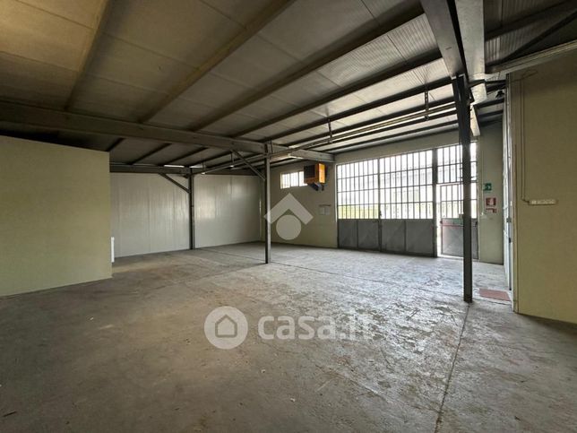 Capannone in commerciale in Via XXIV Maggio 36