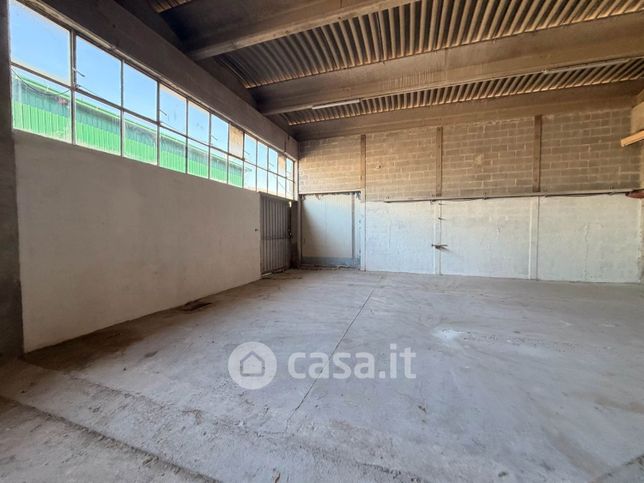 Capannone in commerciale in 