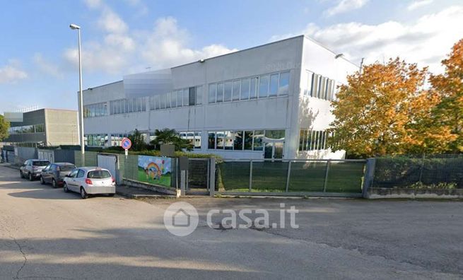 Capannone in commerciale in Via Francesco Crispi