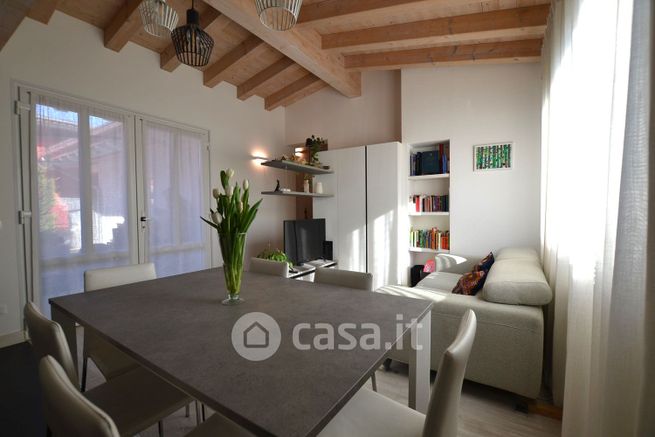 Casa indipendente in residenziale in Via Montebelluna 14