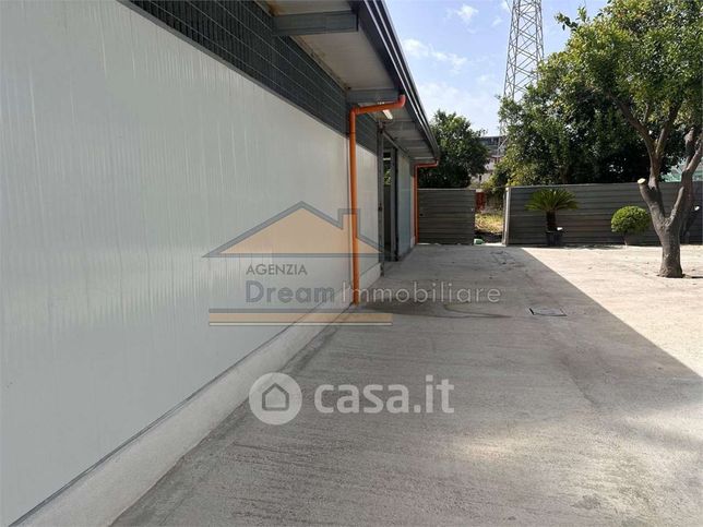 Capannone in commerciale in Via signorelli
