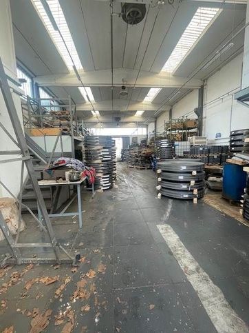 Capannone in commerciale in