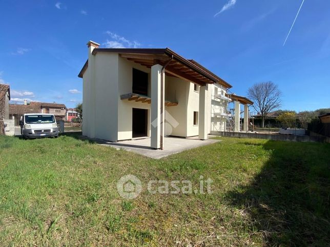 Villetta a schiera in residenziale in Via Bassanese 10