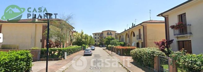 Box/posto auto in residenziale in Via Giuseppe Ungaretti