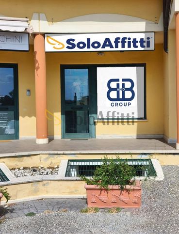 Negozio/locale commerciale in commerciale in Via Anguillarese 41