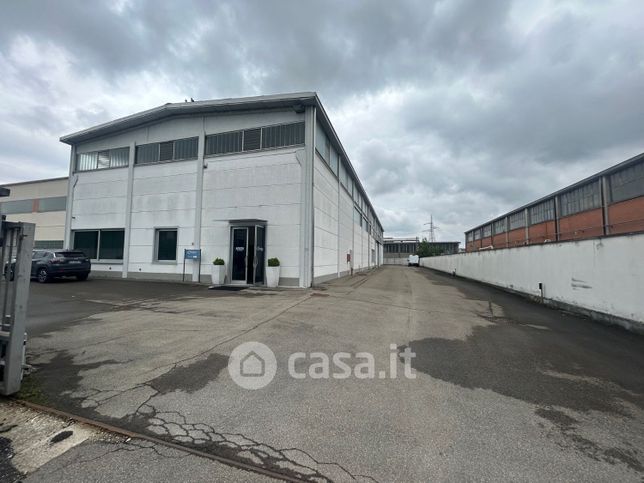Capannone in commerciale in